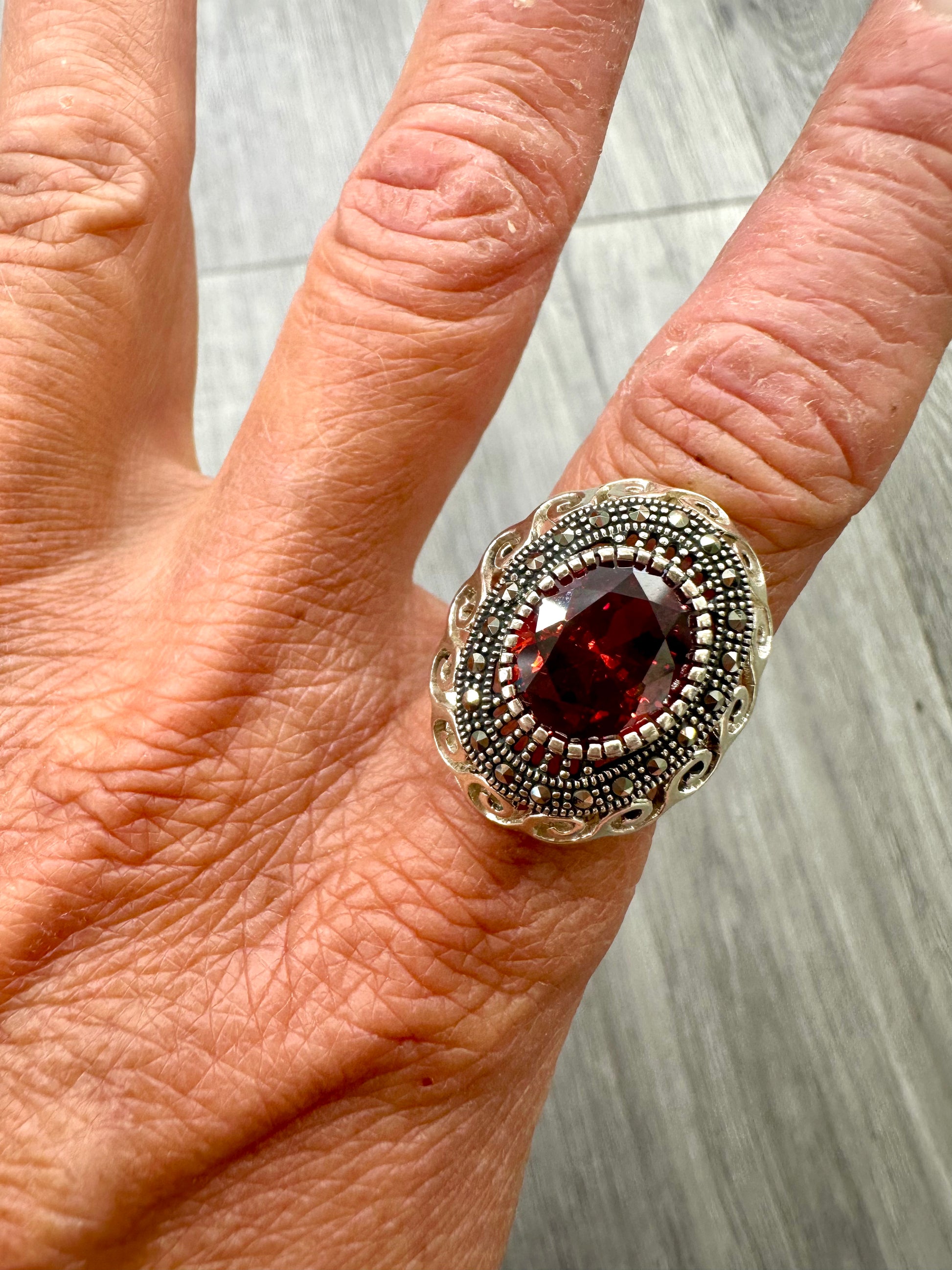 Anello Vintage in Argento 925 con pietra Granato e Marcassite