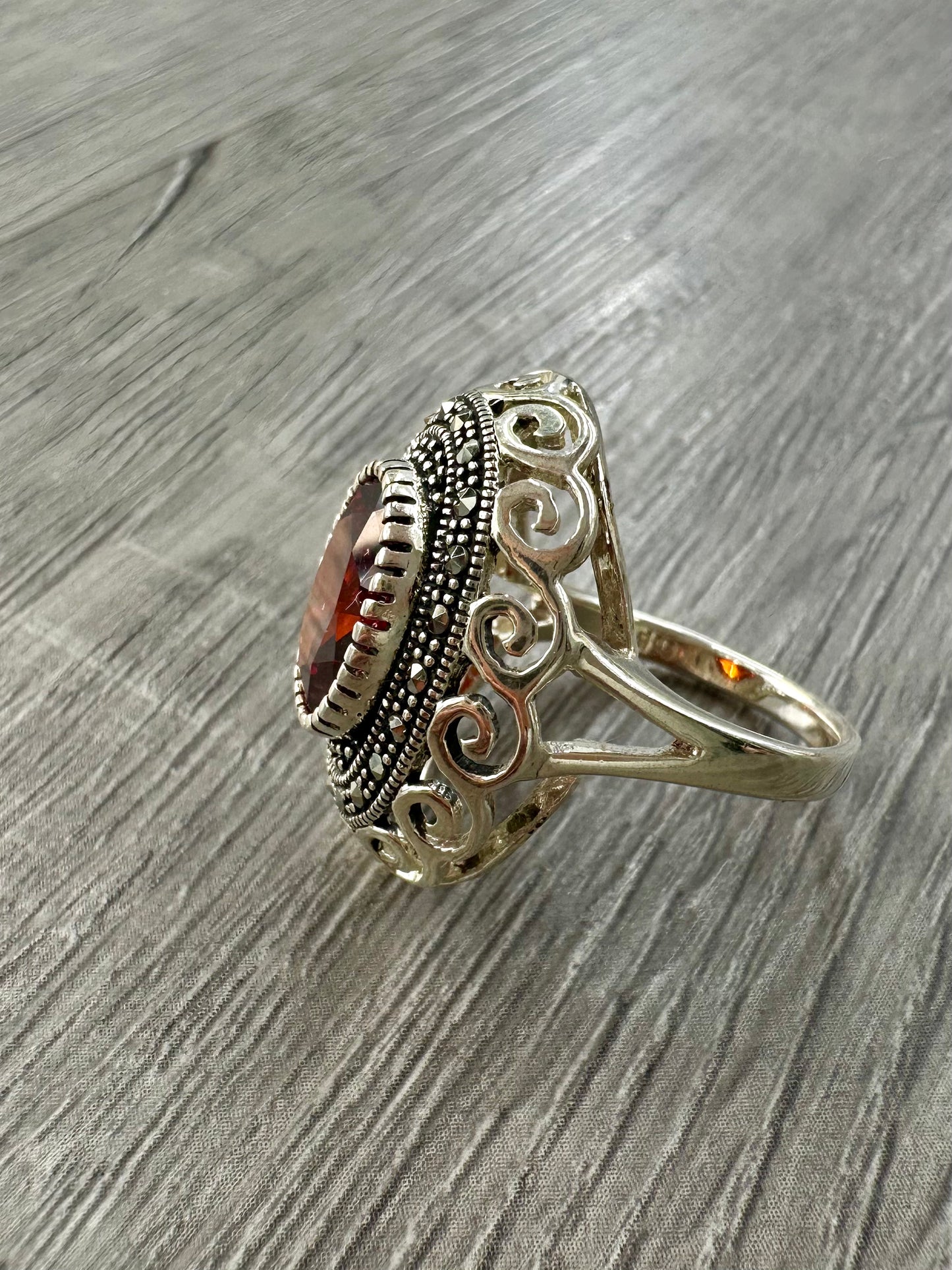 Anello Vintage in Argento 925 con pietra Granato e Marcassite