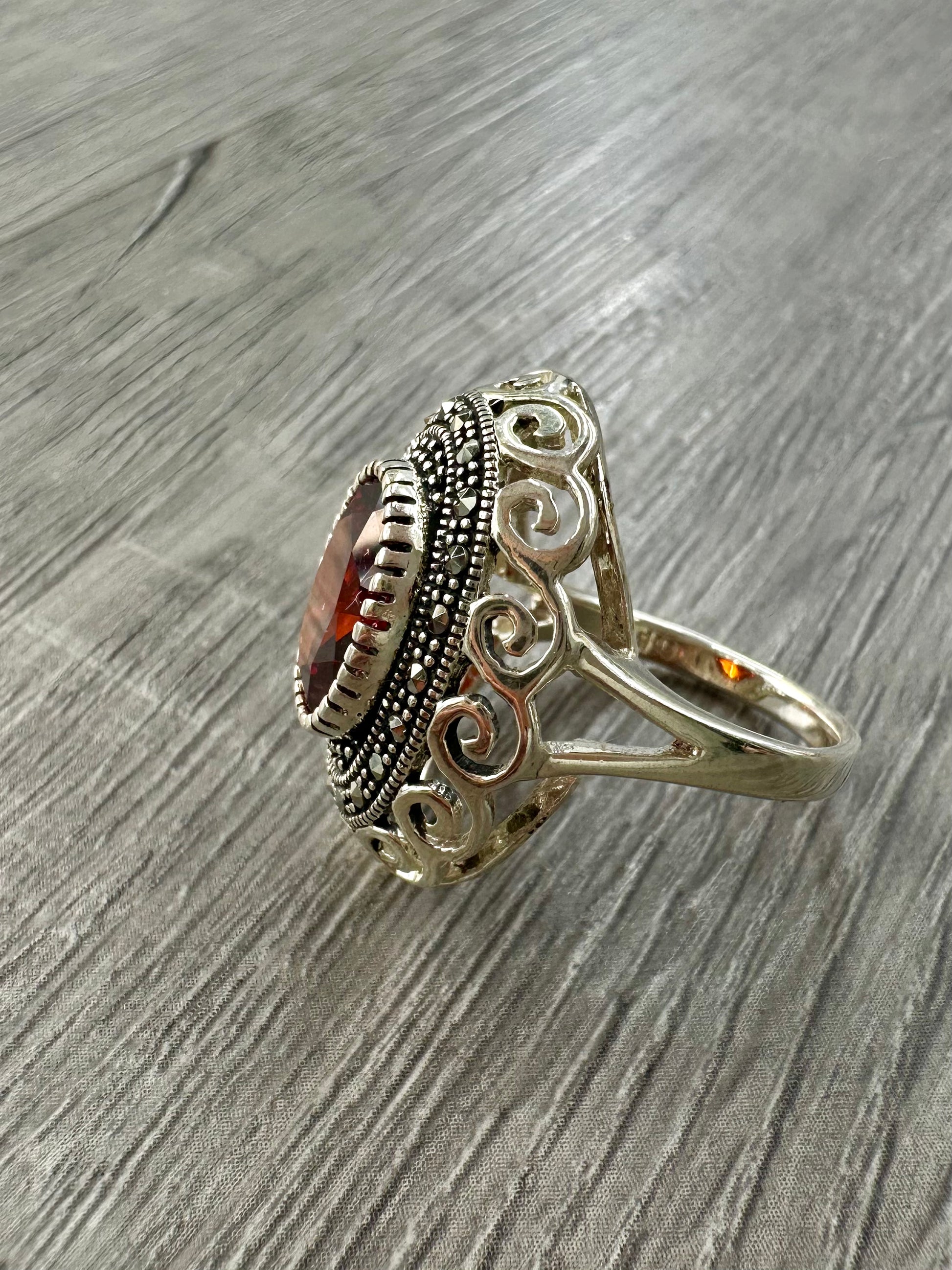 Anello Vintage in Argento 925 con pietra Granato e Marcassite