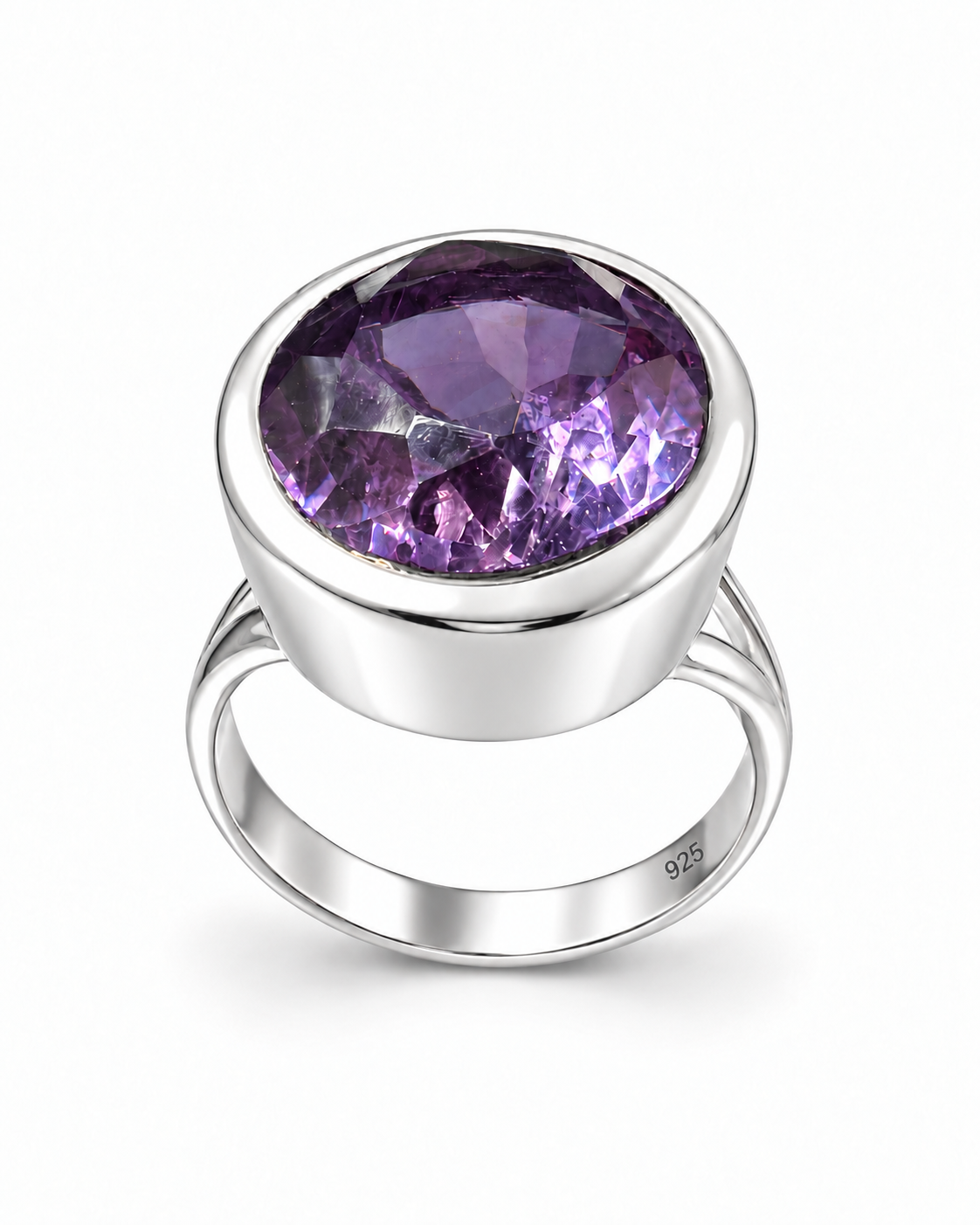 Anello in argento 925 con ametista ovale viola sfaccettata e marchio 925 su fondo bianco