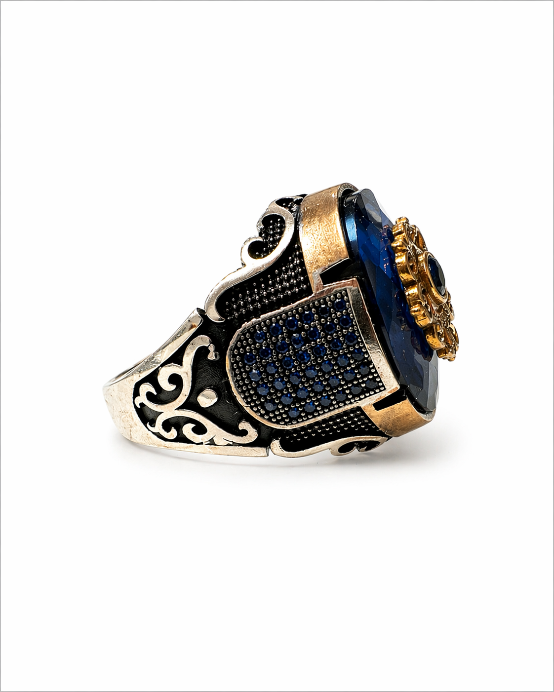 Dettaglio anello turco argento 925 con lavorazione incisa e pietre blu