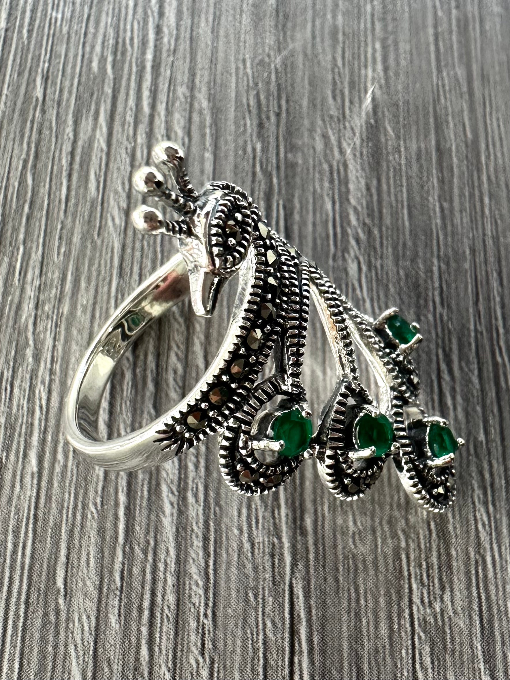 Dettaglio Anello Pavone in Argento 925 con Pietre Verdi – Design Vintage