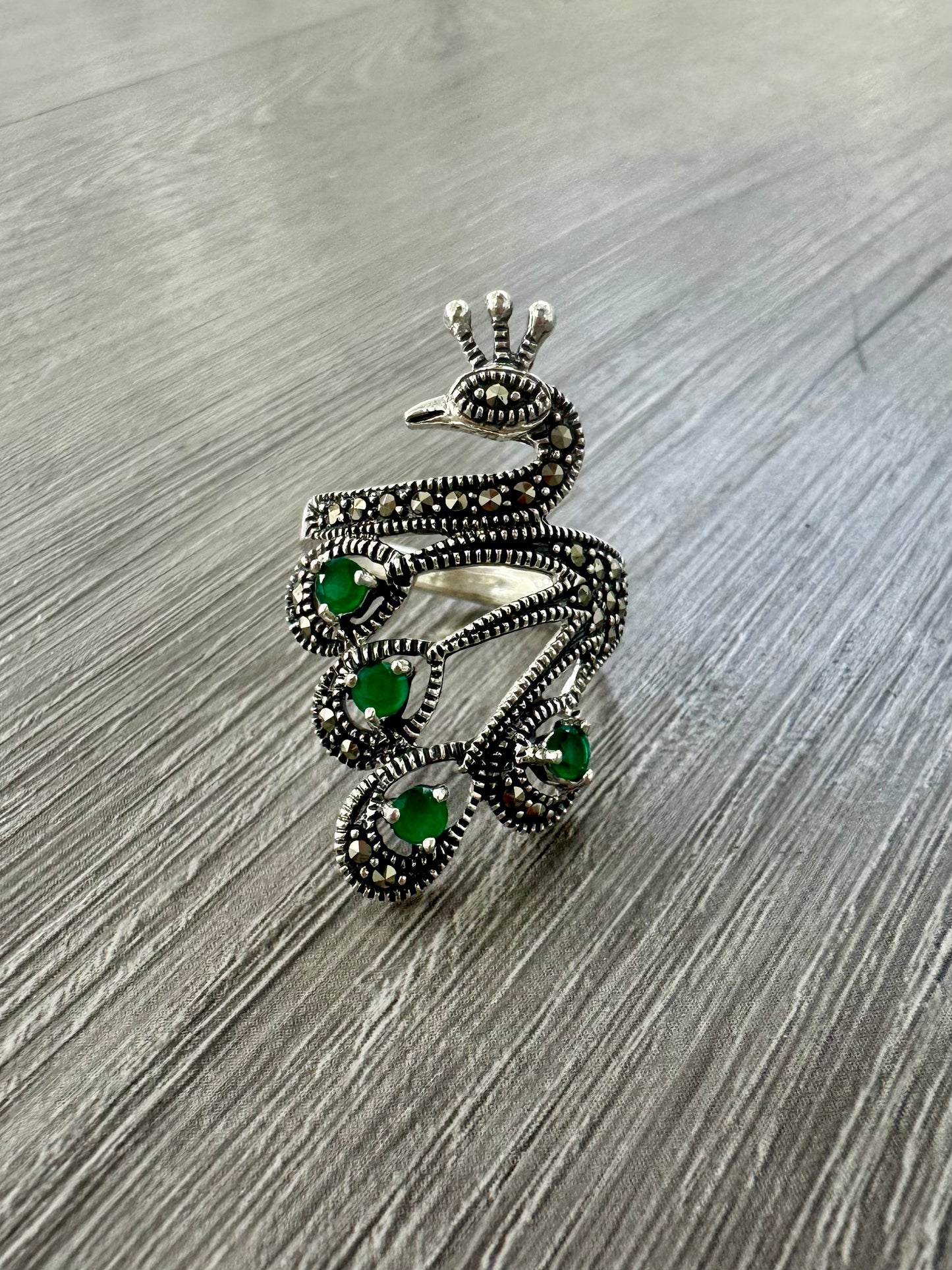 Anello Pavone in Argento 925 con Pietre Verdi – Design Vintage