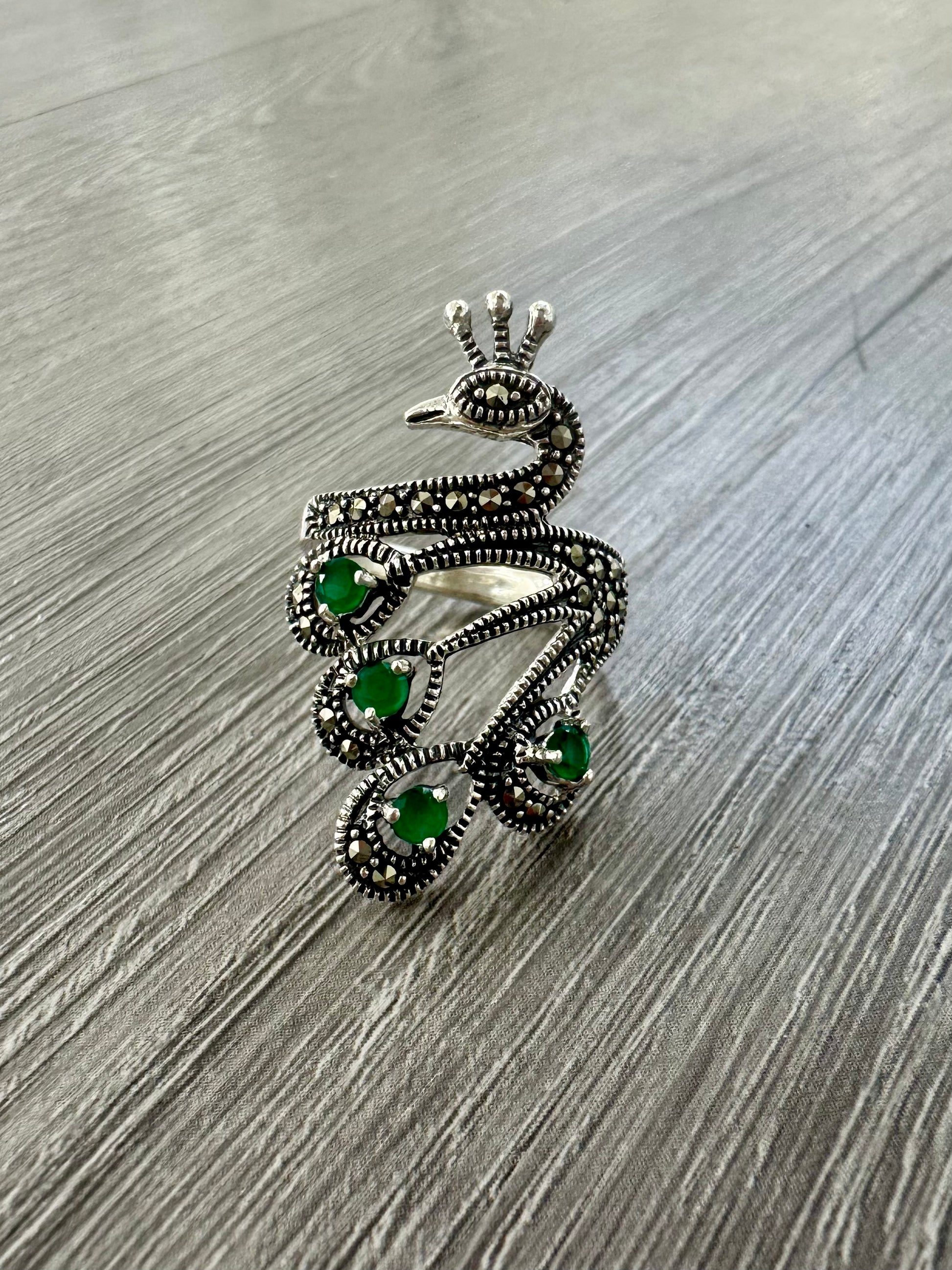 Anello Pavone in Argento 925 con Pietre Verdi – Design Vintage