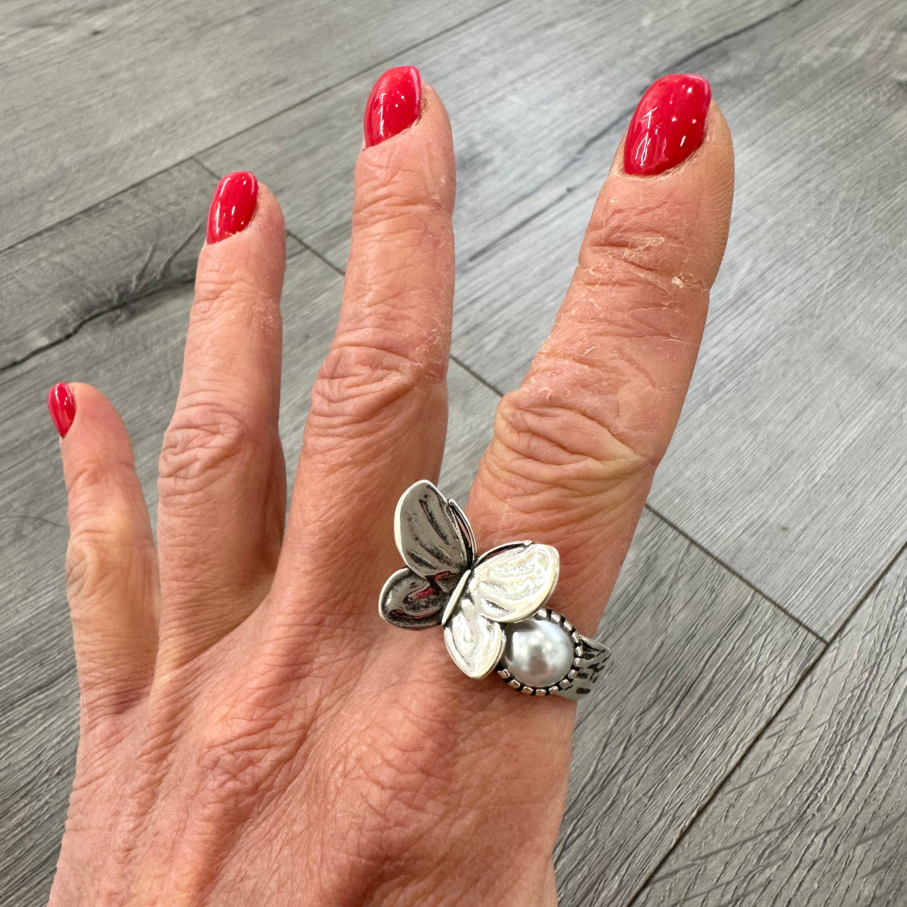 Anello in Argento 925 con Farfalla e Perla Iridescente