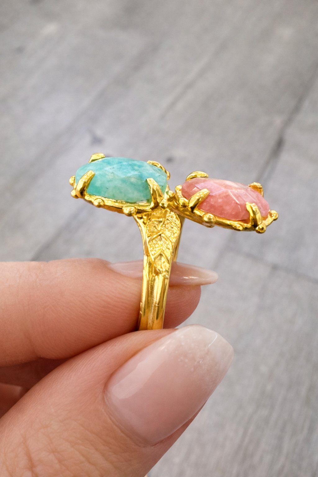 Dettaglio Anello turco argento dorato con Larimar e quarzo rosa 