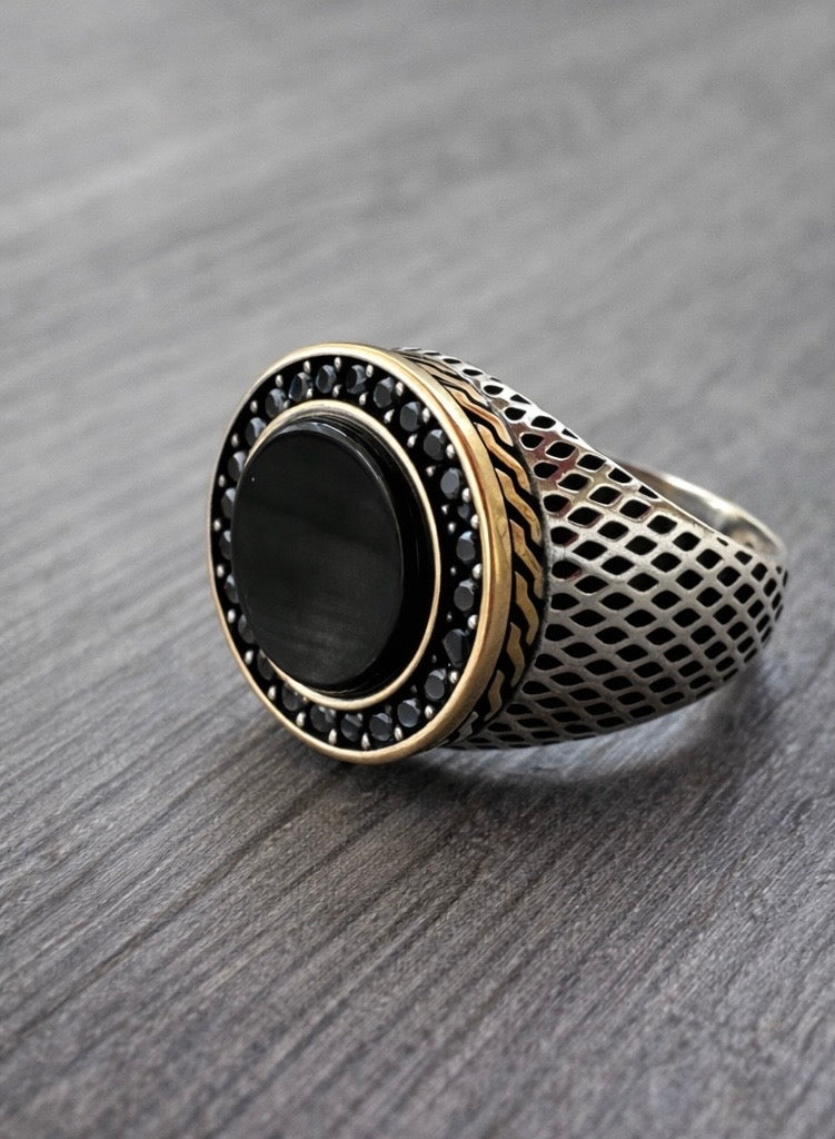 Anello chevalier nero in argento 925 e dettagli dorati