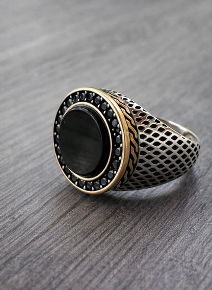 Anello chevalier nero in argento 925 e dettagli dorati