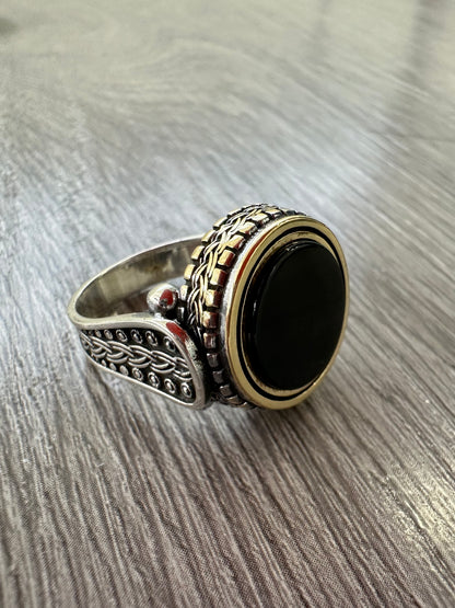 Anello uomo argento 925 con pietra nera ovale e dettagli lavorati stile turco