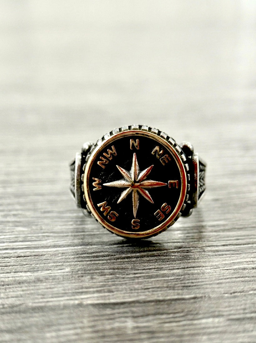 Anello in argento 925 con rosa dei venti smaltata nera e dettagli dorati su base lavorata