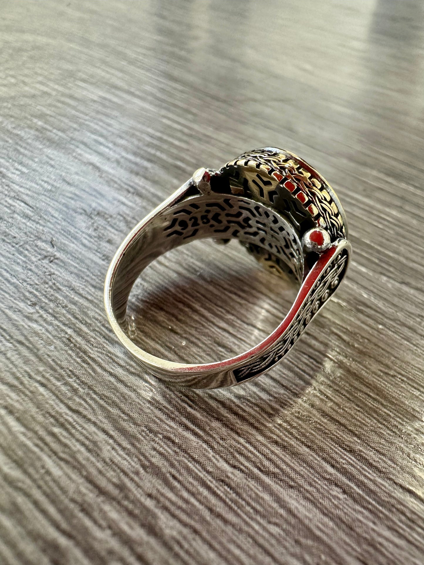 Anello uomo argento 925 con pietra nera ovale e dettagli lavorati stile turco