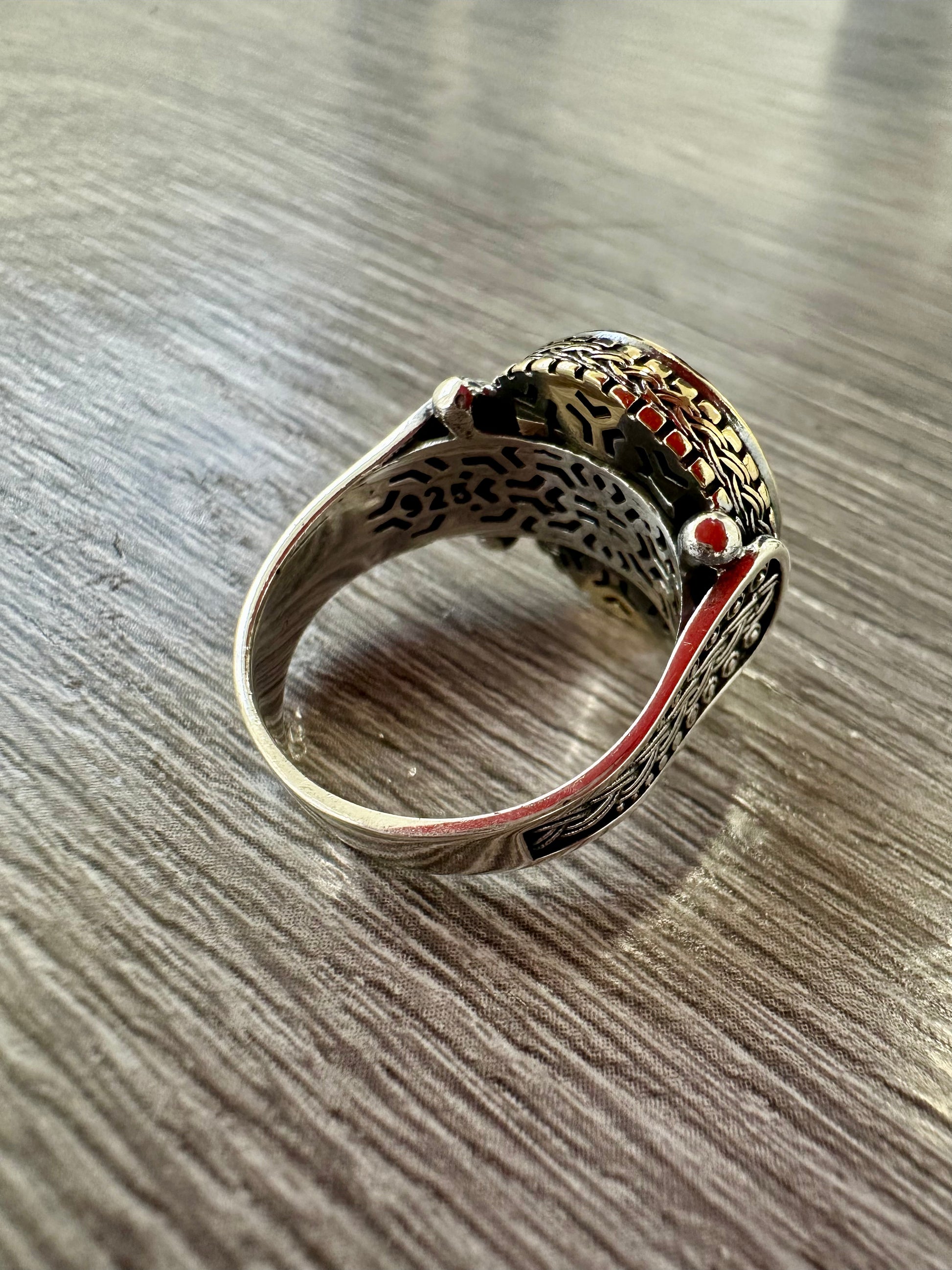 Anello uomo argento 925 con pietra nera ovale e dettagli lavorati stile turco