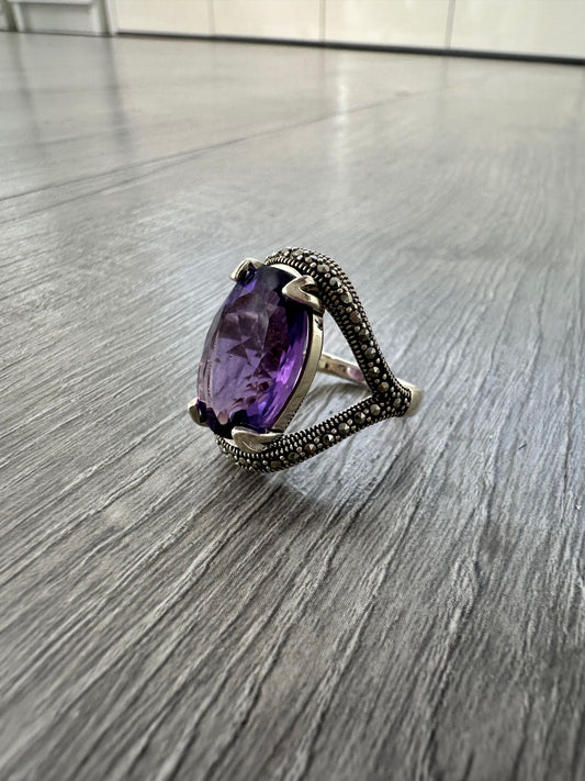 Anello in Argento 925 con Grande Ametista Viola e Dettagli Marcasite