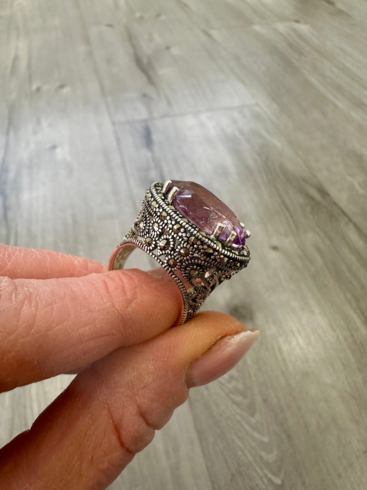 Anello in Argento 925 con Ametista viola dal design vintage e lavorazione filigranata