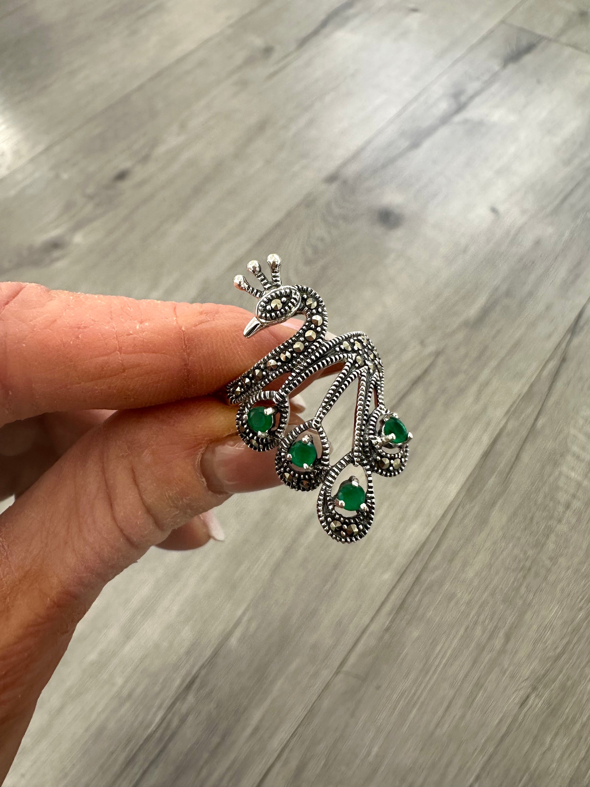 Anello Pavone in Argento 925 con Pietre Verdi – Design Vintage