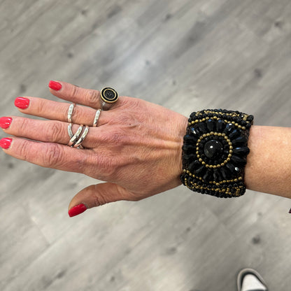 Bracciale Artigianale con Perline Nere e Dorate – Lavorazione Macramè