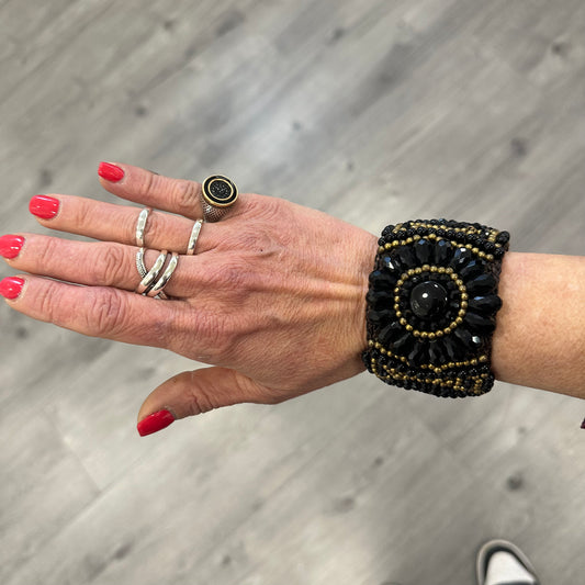 Bracciale Artigianale con Perline Nere e Dorate – Lavorazione Macramè