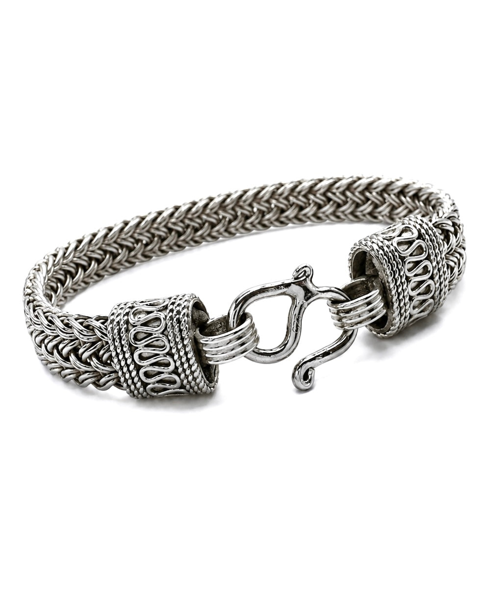     Dettaglio bracciale balinese in Argento 925 intrecciato a mano con finitura ossidata lucida