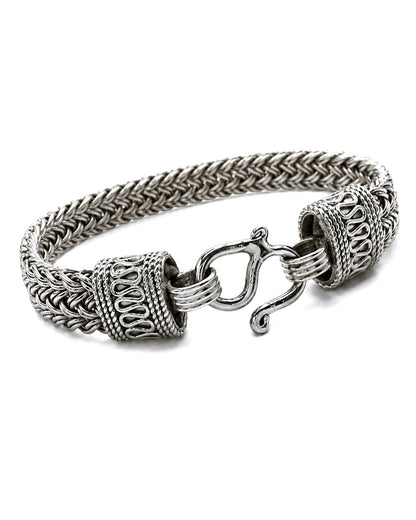     Dettaglio bracciale balinese in Argento 925 intrecciato a mano con finitura ossidata lucida