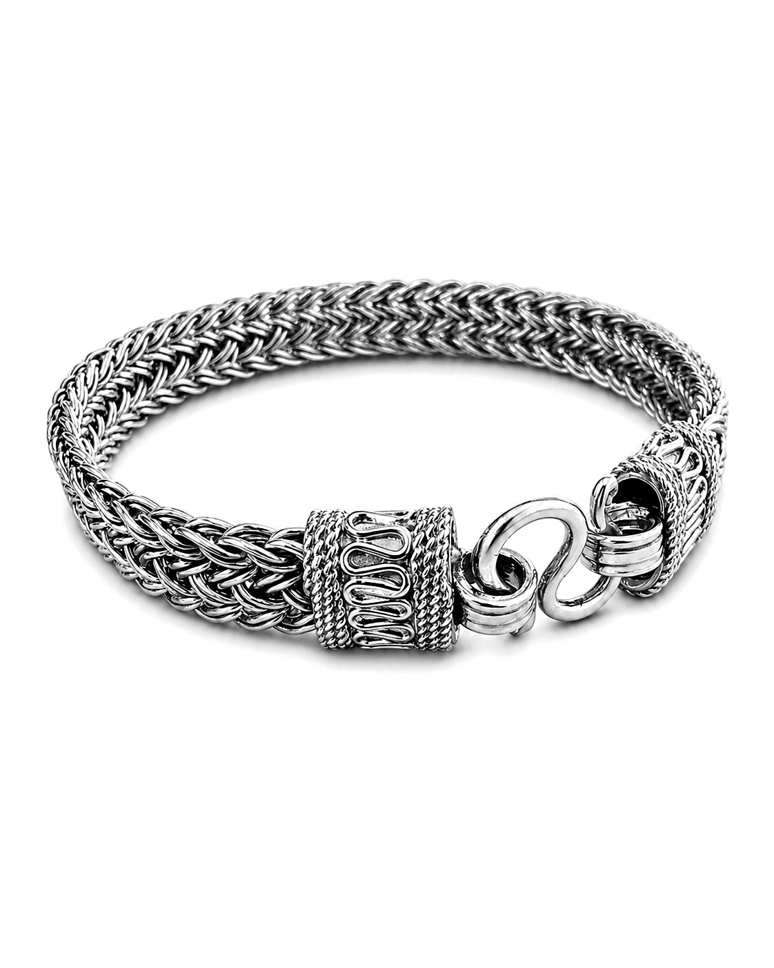     Bracciale artigianale intrecciato in Argento 925 con lavorazione balinese e chiusura decorata su sfondo bianco