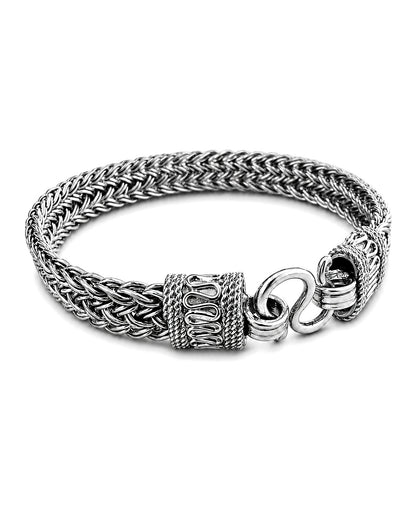     Bracciale artigianale intrecciato in Argento 925 con lavorazione balinese e chiusura decorata su sfondo bianco