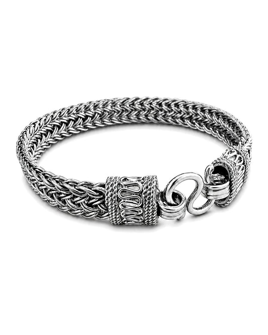     Bracciale artigianale intrecciato in Argento 925 con lavorazione balinese e chiusura decorata su sfondo bianco