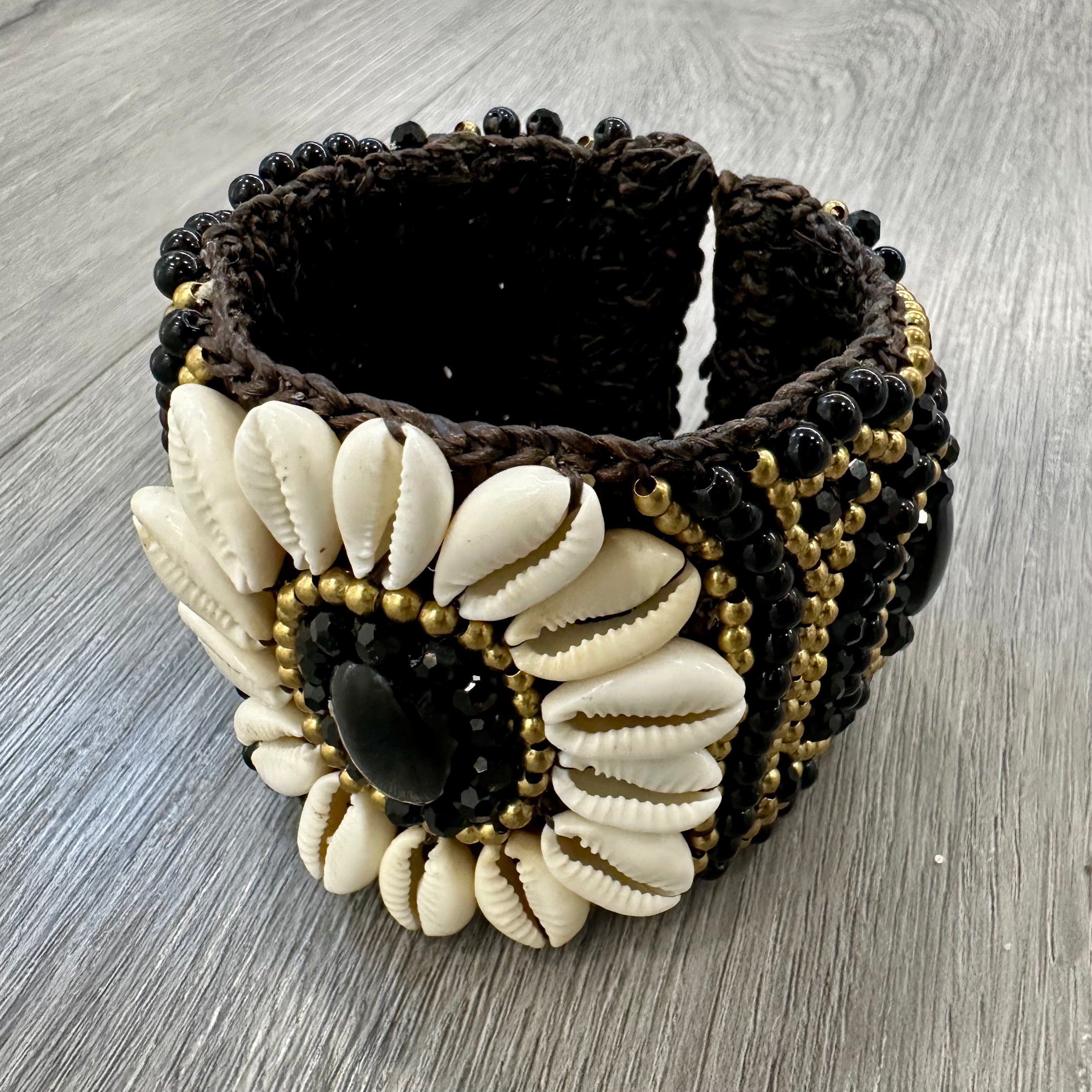 Bracciale Artigianale con Perline Nere e Conchiglie – Lavorazione Macramè