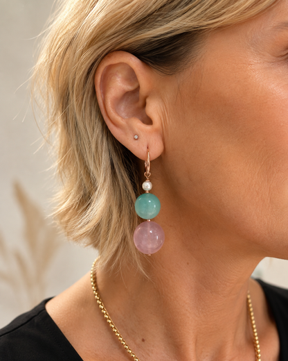 Orecchini in Giada verde e Giada rosa con Perla di Maiorca indossati.