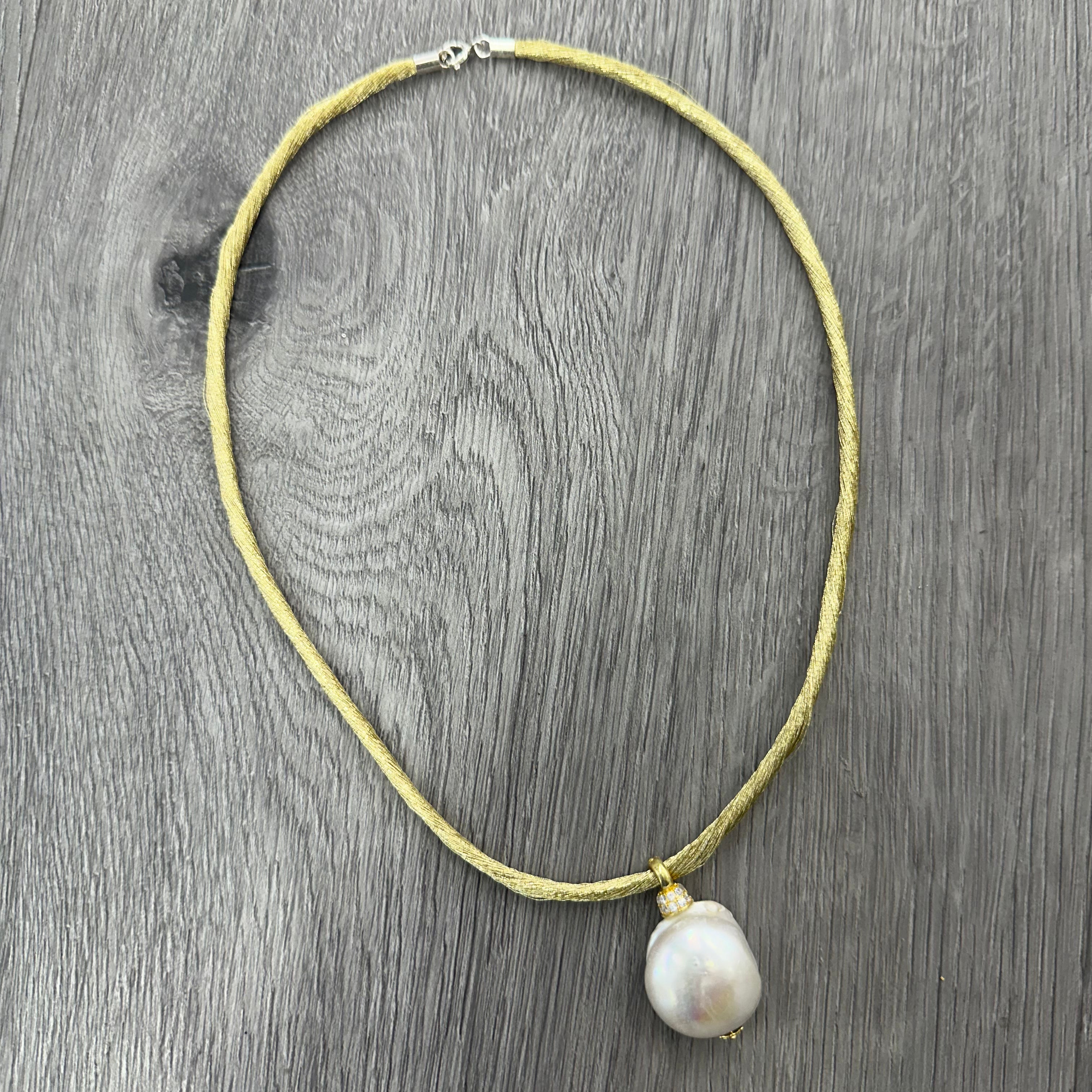 Collana Artigianale con Perla Barocca Naturale e Cordino Dorato