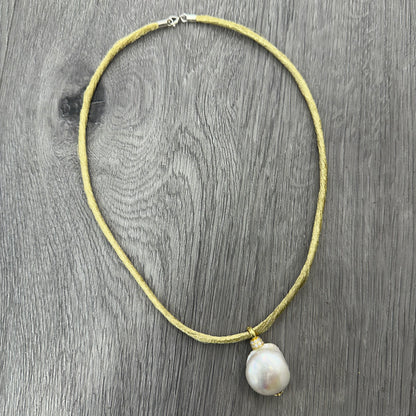 Collana Artigianale con Perla Barocca Naturale e Cordino Dorato