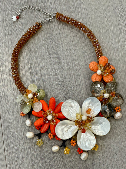 Collana floreale artigianale con madreperla, perle naturali e cristalli – fatta a mano