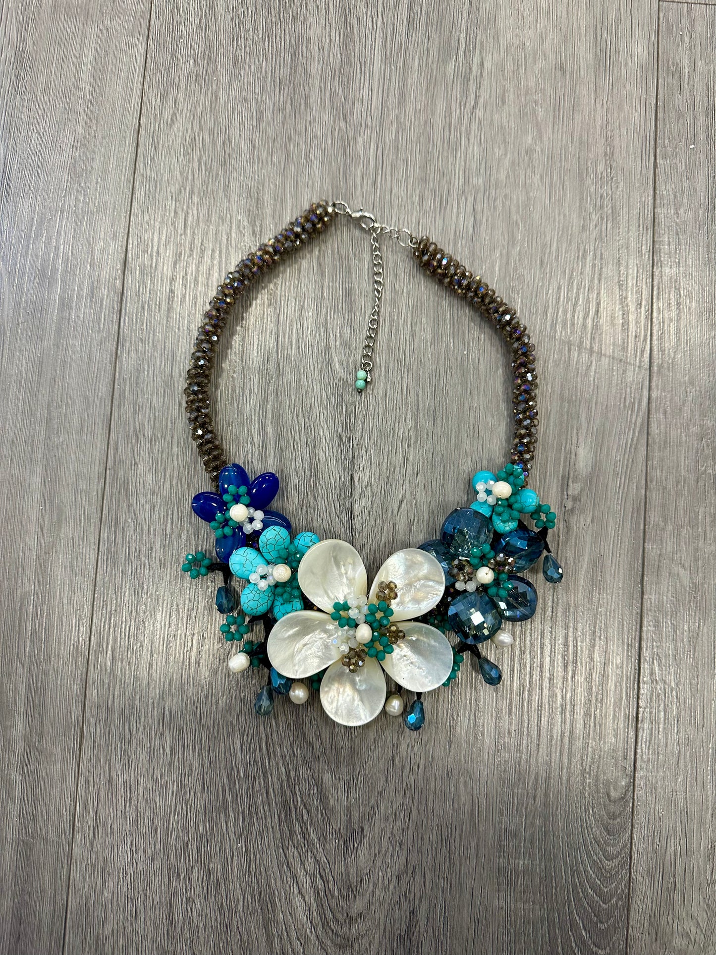 Collana floreale artigianale con madreperla, cristalli blu e pietre turchesi