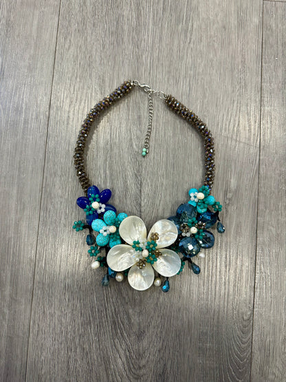 Collana floreale artigianale con madreperla, cristalli blu e pietre turchesi