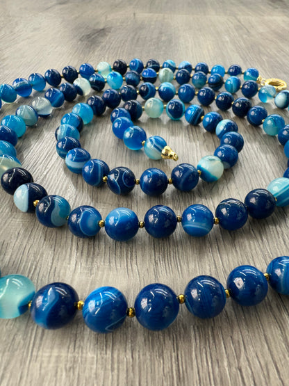 Dettaglio collana argento dorato e Agata blu striata 