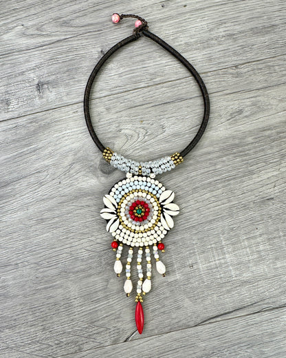 Collana boho chic bianca con conchiglie naturali, cristalli e grande pendente artigianale