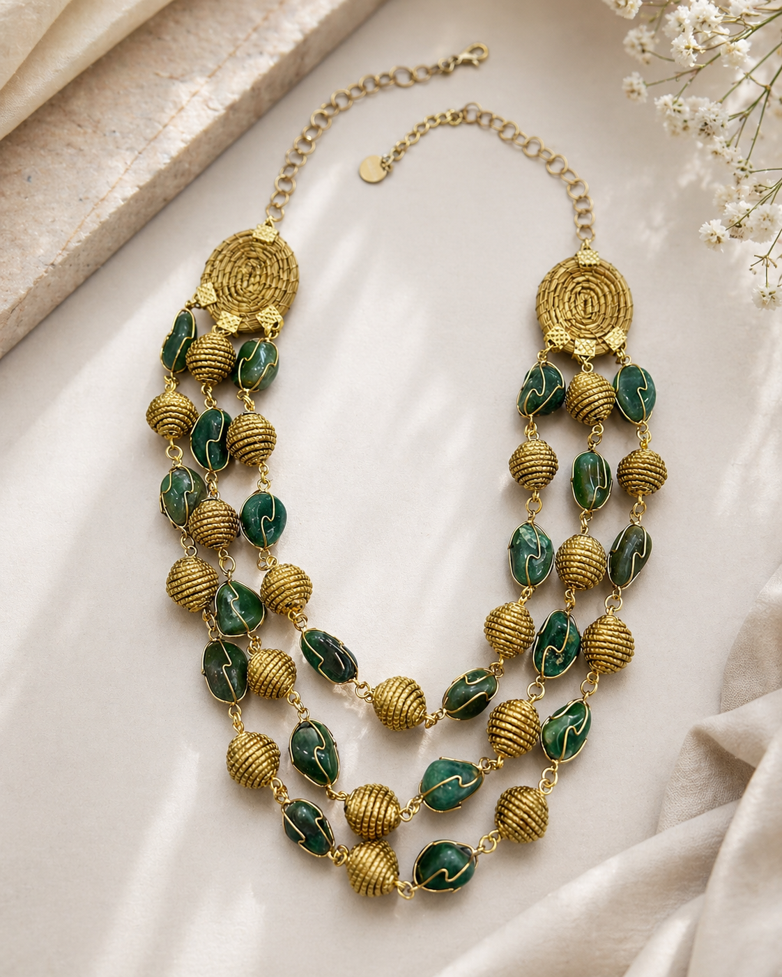     collana oro vegetale con pietre verdi elegante donna
