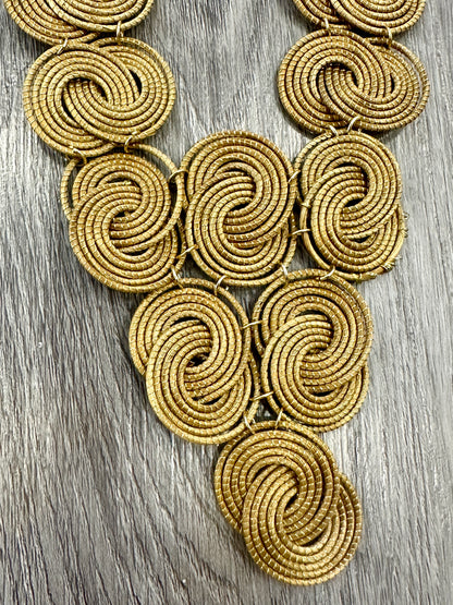     Dettaglio collana boho glam in Capim Dourado con lavorazione artigianale intrecciata e finitura oro naturale