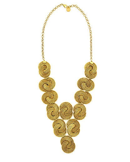     Collana in Capim Dourado intrecciata a mano con elementi spiralati e catena in acciaio dorato su sfondo bianco