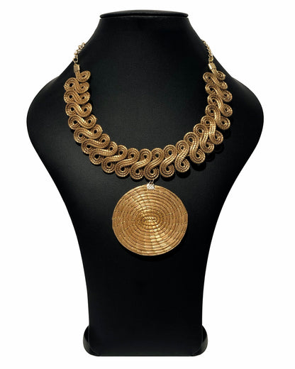 Collana Capim Dourado con ciondolo tondo intrecciato su busto nero, gioiello artigianale oro vegetale Attimi Gioielli