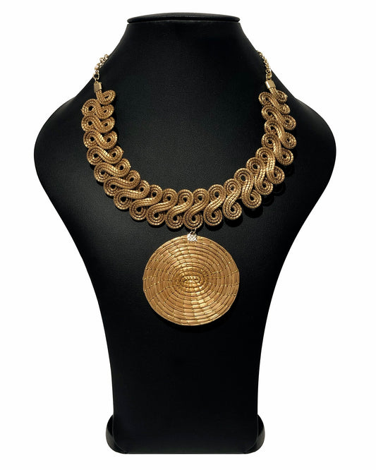 Collana Capim Dourado con ciondolo tondo intrecciato su busto nero, gioiello artigianale oro vegetale Attimi Gioielli