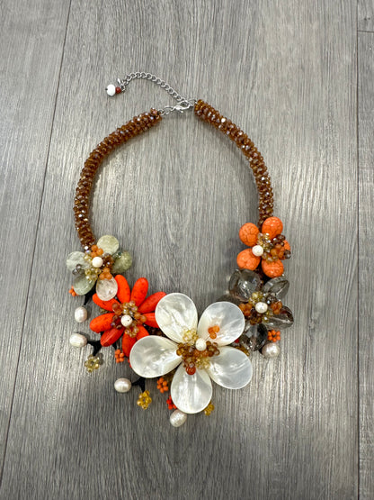 Collana floreale artigianale con madreperla, perle naturali e cristalli – fatta a mano