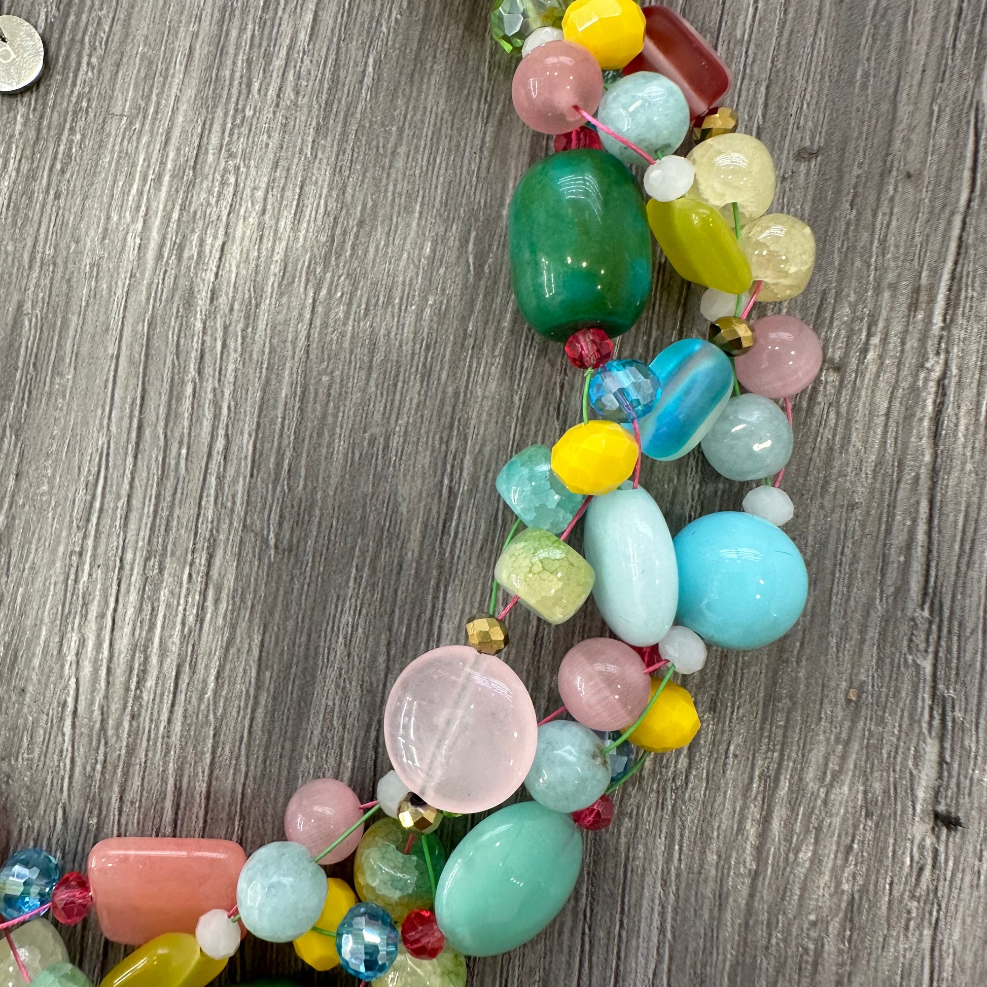 Fatta a mano con pietre dure color pastello molto versatile per outfit sofisticato bohémien o sportivo