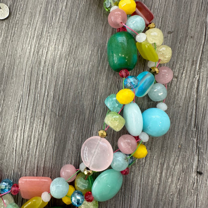 Fatta a mano con pietre dure color pastello molto versatile per outfit sofisticato bohémien o sportivo