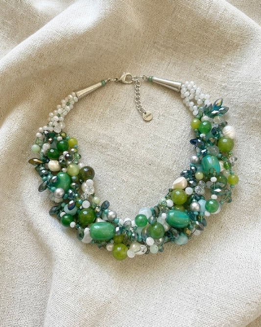 Collana verde menta corta con pietre e perle