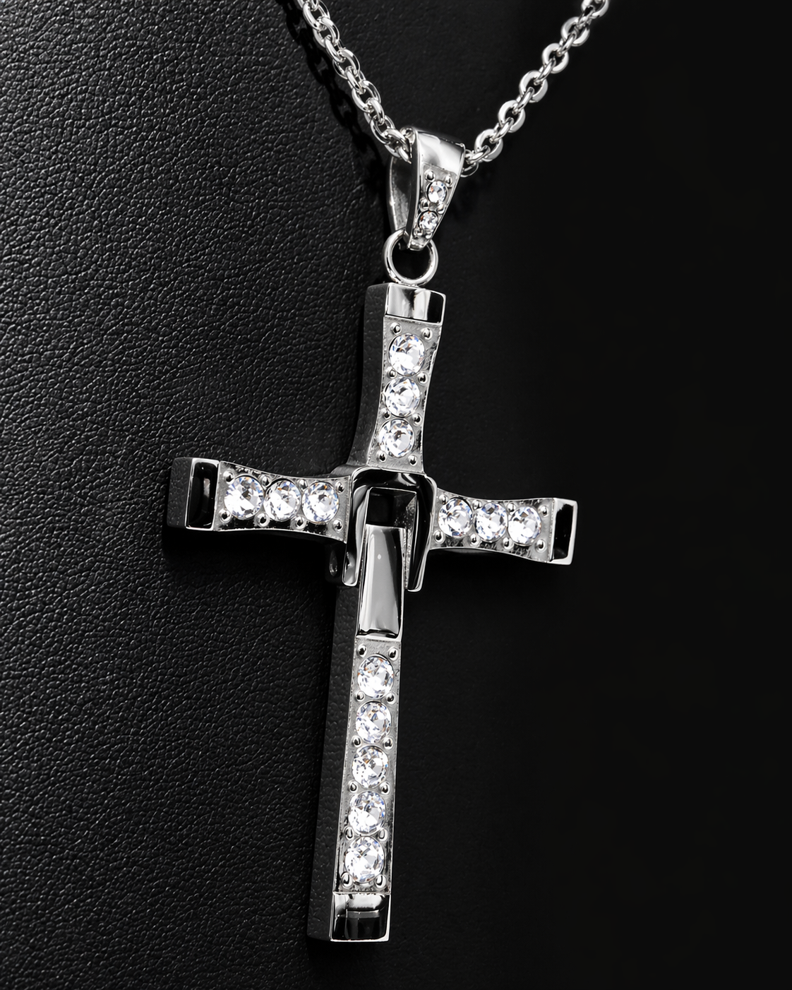 Croce Toretto in acciaio con zirconi luminosi su sfondo nero