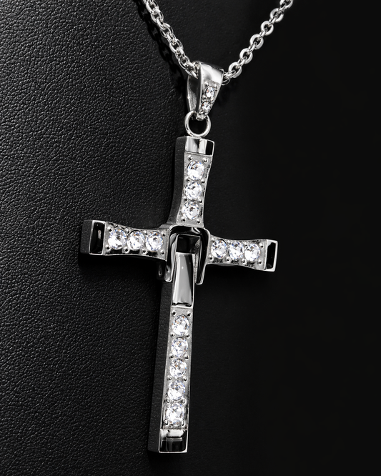 Croce Toretto in acciaio con zirconi luminosi su sfondo nero