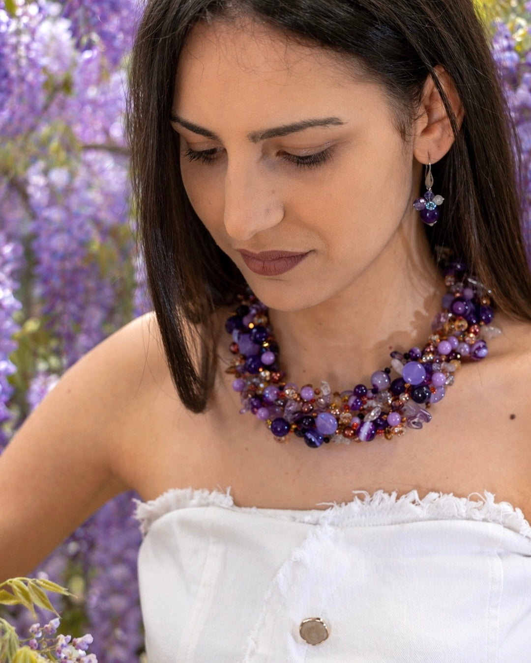 Collana viola intrecciata indossata su modella giovane Attimi Gioielli