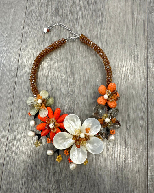 Collana floreale artigianale con madreperla, perle naturali e cristalli