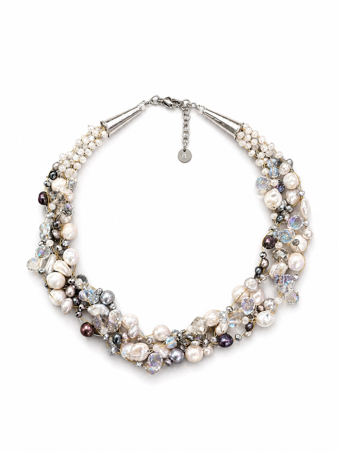 Collana artigianale multifilo con perle naturali e cristalli su sfondo bianco, gioiello elegante Attimi Gioielli