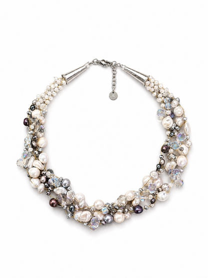 Collana artigianale multifilo con perle naturali e cristalli su sfondo bianco, gioiello elegante Attimi Gioielli